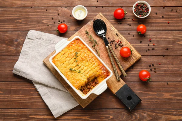 Piatto Cottura Con Gustosa Torta Pastore Sfondo Legno — Foto Stock