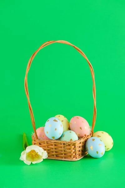 Yeşil Arka Planda Boyanmış Paskalya Yumurtası Çiçek Sepeti — Stok fotoğraf