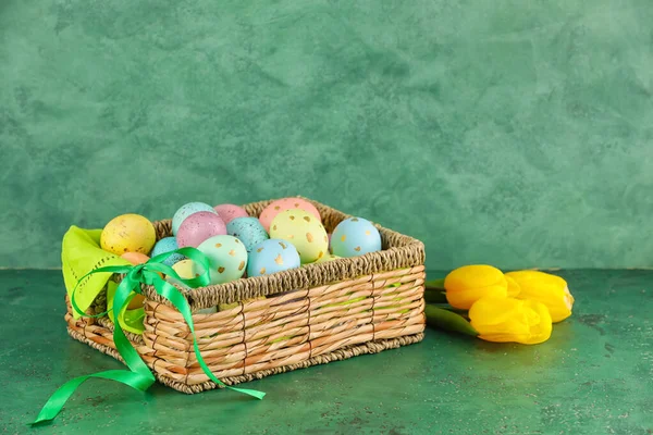 Yeşil Arka Planda Boyanmış Paskalya Yumurtaları Çiçeklerle Dolu Bir Sepet — Stok fotoğraf