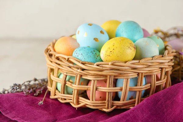 Proutěný Koš Namalovaných Velikonočních Vajec Stůl — Stock fotografie