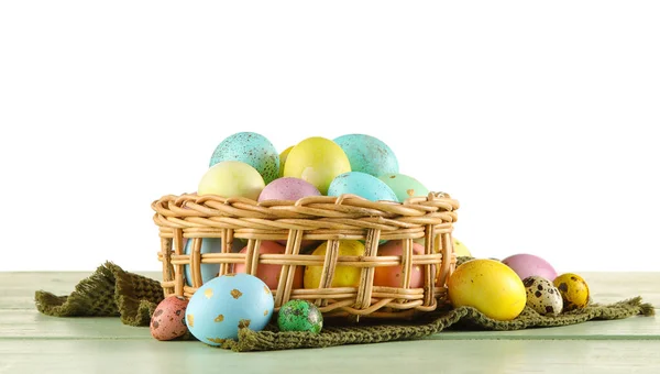 Cesta Mimbre Huevos Pascua Pintados Sobre Mesa Sobre Fondo Blanco — Foto de Stock