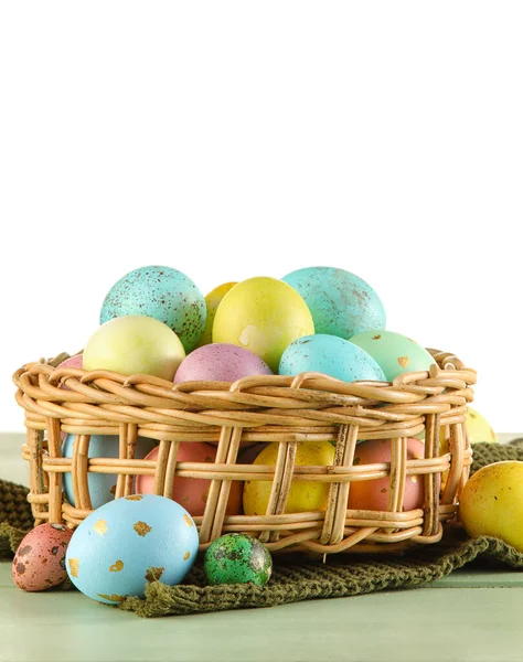 Proutěný Koš Namalovaných Velikonočních Vajec Stole Bílém Pozadí — Stock fotografie