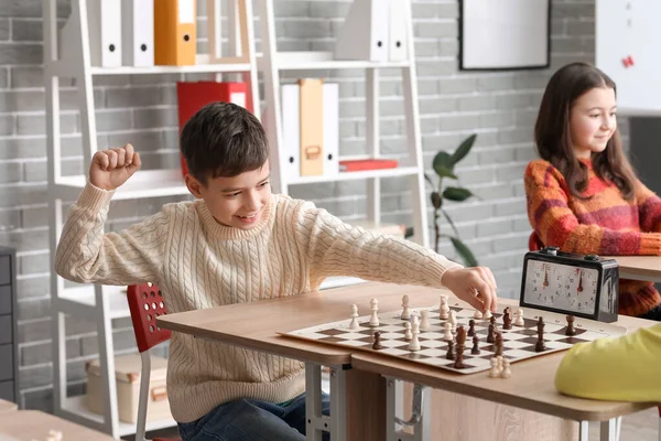 Små Barn Spelar Schack Turneringen Klubben — Stockfoto