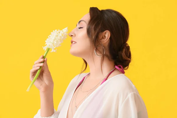 Sarı Arka Planda Sümbül Çiçekleri Olan Güzel Genç Bir Kadın — Stok fotoğraf