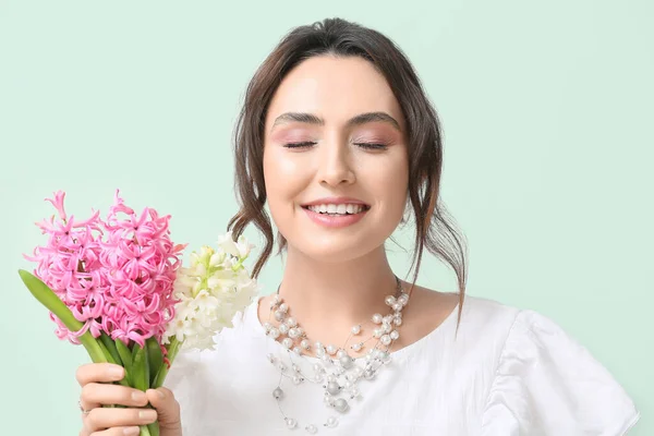 Vacker Ung Kvinna Med Hyacint Blommor Grön Bakgrund — Stockfoto