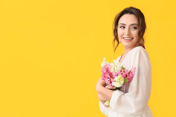 Pretty Young Woman Hyacinth Flowers Yellow Background — Stock Photo, Image