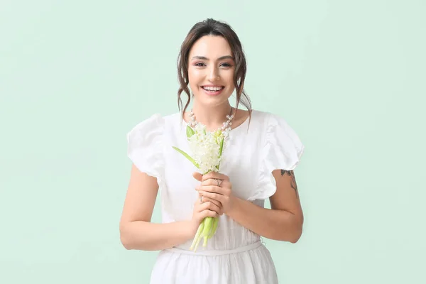 Mujer Joven Bonita Con Flores Jacinto Sobre Fondo Verde —  Fotos de Stock