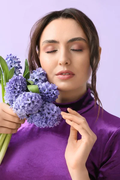 Ganska Ung Kvinna Med Hyacint Blommor Färg Bakgrund — Stockfoto