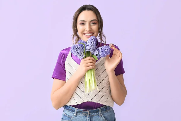 Jolie Jeune Femme Avec Des Fleurs Jacinthe Sur Fond Couleur — Photo