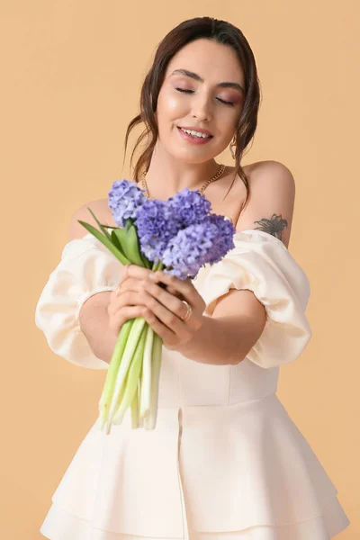 Ganska Ung Kvinna Med Hyacint Blommor Färg Bakgrund — Stockfoto