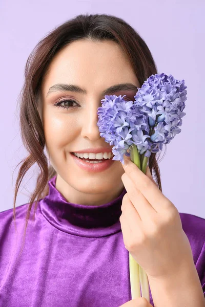 Ganska Ung Kvinna Med Hyacint Blommor Färg Bakgrund — Stockfoto