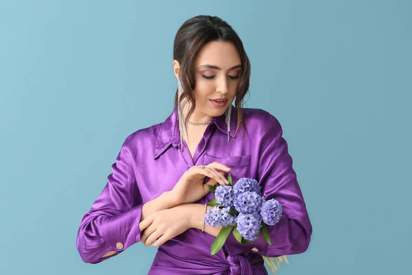 Söt Ung Kvinna Med Hyacint Blommor Blå Bakgrund — Stockfoto