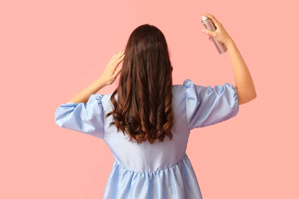 Schöne Junge Frau Mit Haarspray Auf Rosa Hintergrund Rückseite — Stockfoto