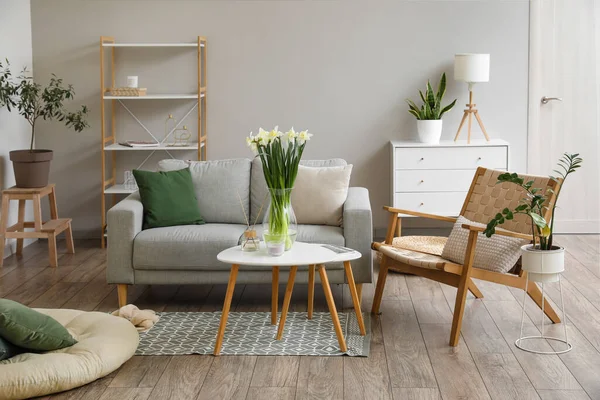 Interieur Eines Modernen Wohnzimmers Mit Sofa Tisch Und Narzissen Vase — Stockfoto