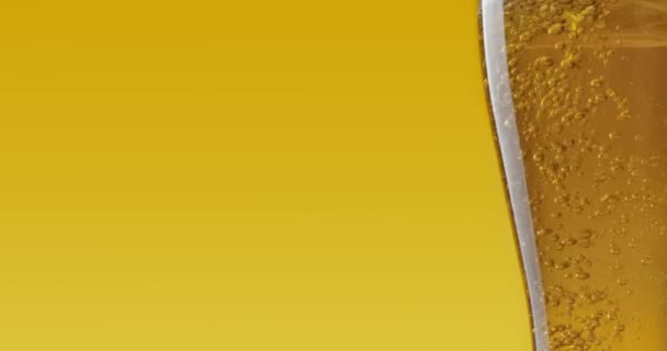 Verter Cerveza Fresca Vaso Sobre Fondo Amarillo Primer Plano — Vídeo de stock