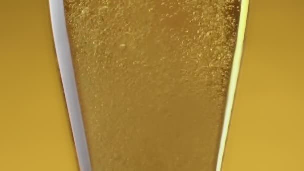 Χύσιμο Φρέσκιας Μπύρας Γυάλινο Φόντο Χρώμα Closeup — Αρχείο Βίντεο