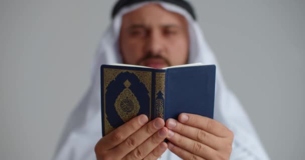 Moslim Man Leest Koran Lichte Achtergrond — Stockvideo