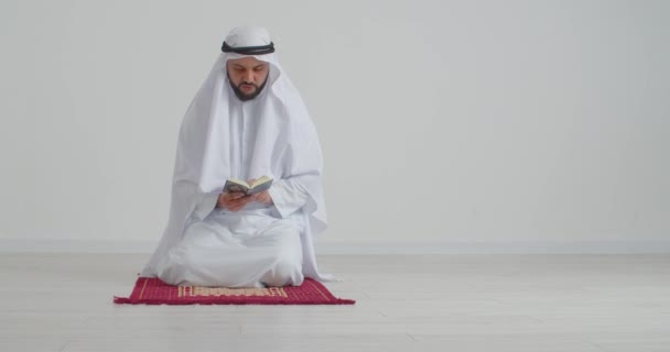 Hombre Musulmán Leyendo Corán Sala Luz — Vídeos de Stock