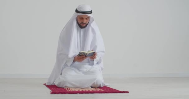 Moslim Die Koran Leest Lichte Kamer — Stockvideo