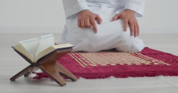イスラーム教徒の男が光の間でアッラーに祈る — ストック動画