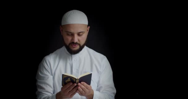 Hombre Musulmán Leyendo Corán Sobre Fondo Negro — Vídeos de Stock