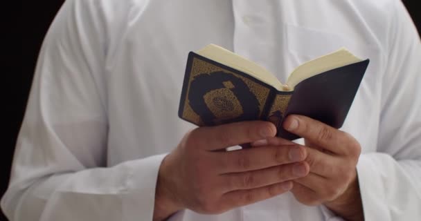 Hombre Musulmán Leyendo Corán Sobre Fondo Negro Primer Plano — Vídeos de Stock