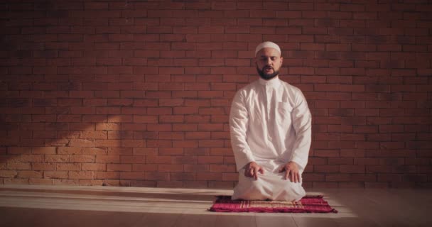 Homem Muçulmano Orando Deus Perto Parede Tijolos — Vídeo de Stock
