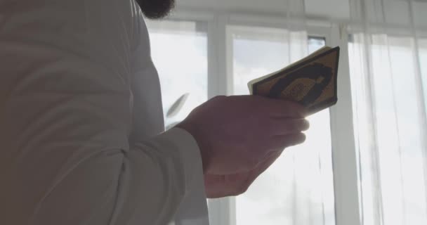 Hombre Musulmán Leyendo Corán Sala Luz Primer Plano — Vídeos de Stock