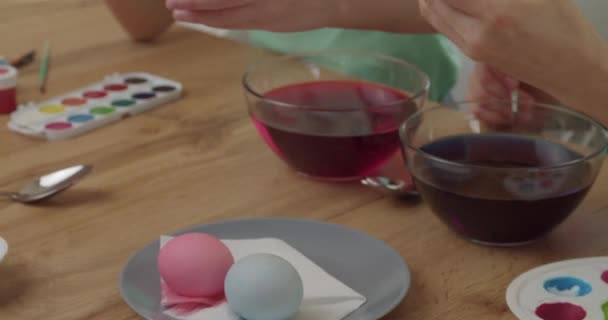 Madre Figlia Piccola Che Dipingono Uova Pasqua Cucina — Video Stock