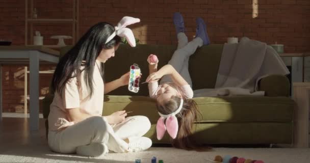 Mutter Und Kleine Tochter Bemalen Eier Für Ostern Hause — Stockvideo