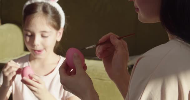 Mãe Filha Pintando Ovos Para Páscoa Casa — Vídeo de Stock