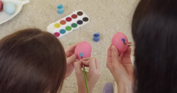 Ibu Dan Anak Kecil Melukis Telur Untuk Paskah Rumah — Stok Video