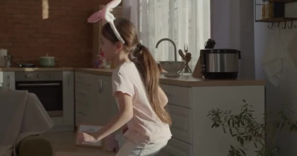 幸せな母親と小さな娘絵画卵のためにイースター自宅 — ストック動画