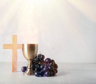 Üzümlü bir kadeh şarap ve arka planda haç. Hıristiyanlık kavramı