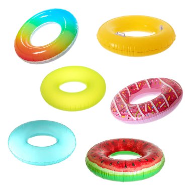 Beyaz üzerine izole edilmiş farklı şişirilebilir halkalar.