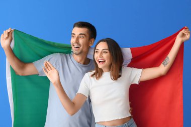 Renkli İtalyan bayrağı taşıyan mutlu genç çift