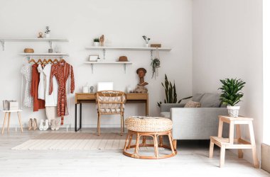 Şık bir oda, iş yeri ve giysi rafı.