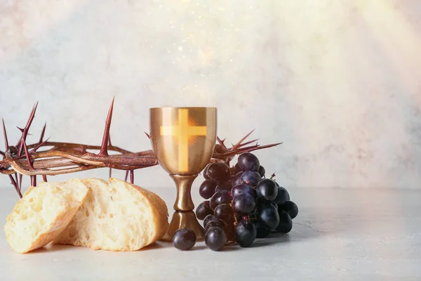 ブドウ パンと光の背景にとげの王冠とワインのシャリー 聖公会の概念 — ストック写真