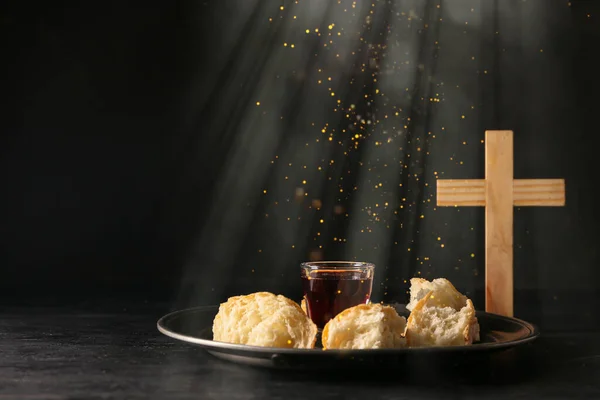 Glas Wein Brot Und Kreuz Auf Dunklem Hintergrund Kommunionkonzept — Stockfoto