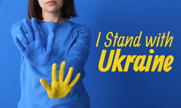 Mulher Com Palmas Pintadas Cores Bandeira Ucraniana Texto Stand Ukraine — Fotografia de Stock