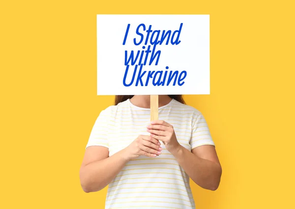 Mulher Segurando Cartaz Com Texto Stand Com Ucrânia Fundo Amarelo — Fotografia de Stock