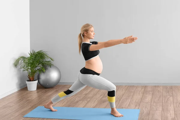 Giovane Donna Incinta Che Yoga Palestra — Foto Stock