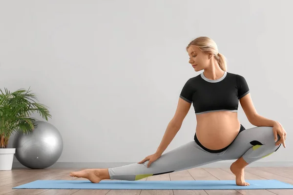 Jonge Zwangere Vrouw Doet Yoga Sportschool — Stockfoto