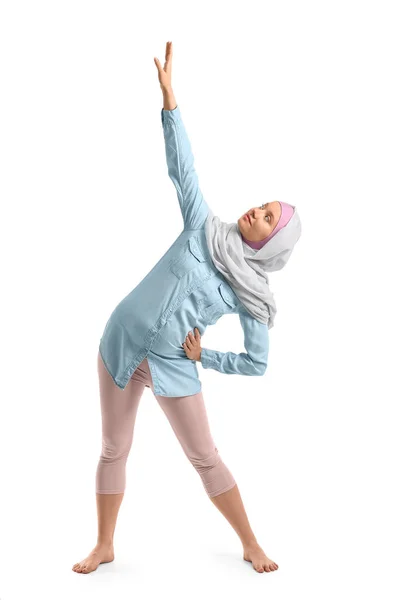 Schwangere Muslimin Macht Yoga Auf Weißem Hintergrund — Stockfoto