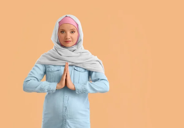 Mulher Muçulmana Grávida Meditando Fundo Bege — Fotografia de Stock