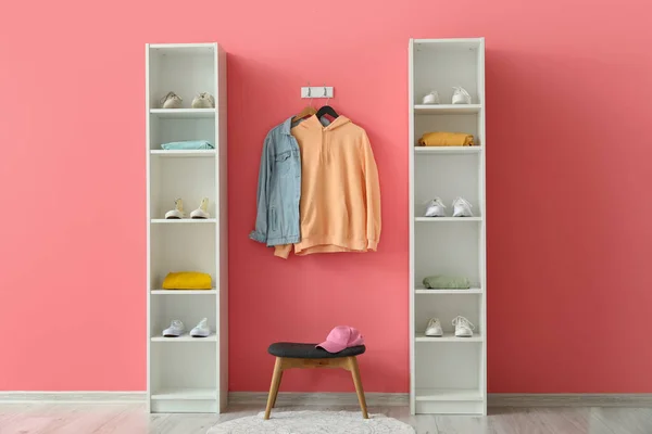 Sala Vestir Com Capuz Elegante Camisa Jeans Pendurado Parede — Fotografia de Stock