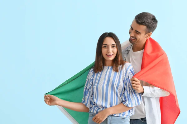 Pareja Joven Con Bandera Italiana Sobre Fondo Color — Foto de Stock
