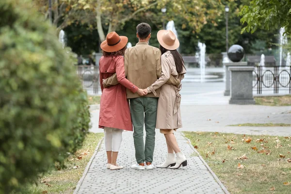 Homem Com Duas Mulheres Bonitas Andando Parque Conceito Poliamor — Fotografia de Stock