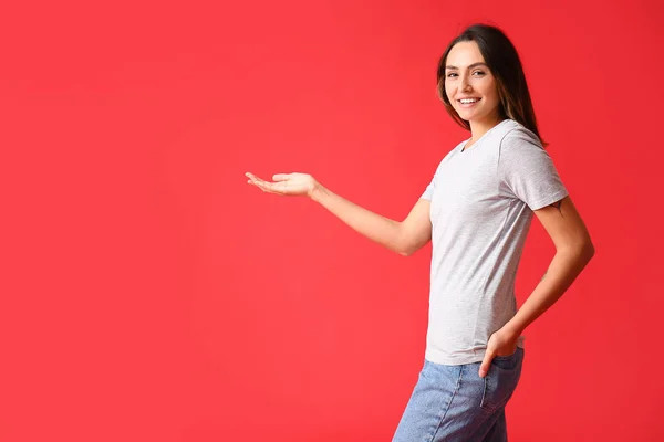 Ung Kvinna Blank Shirt Som Visar Något Färg Bakgrund — Stockfoto