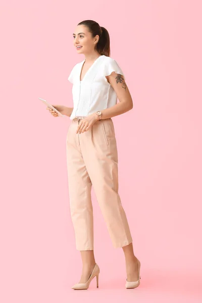 Młoda Bizneswoman Tabletem Różowym Tle — Zdjęcie stockowe